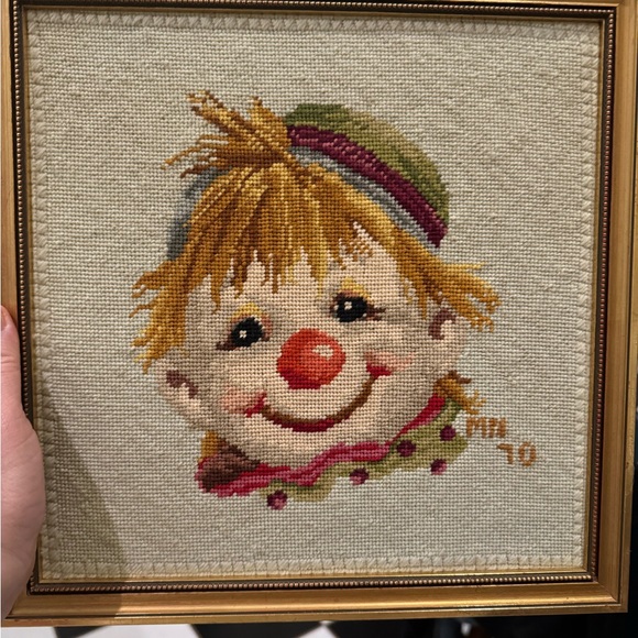 Two well-framed needlepoint clown pictures in gold frames - Picture 2 of 8